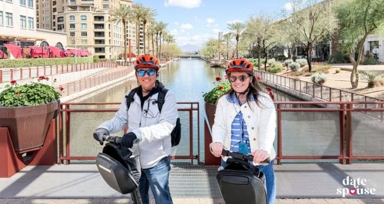 Casal em um encontro noturno de Segway