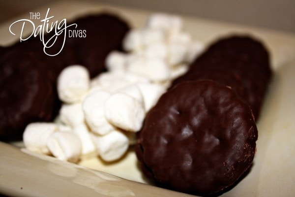 Hot chocolate with marshmallows and fudge cookies